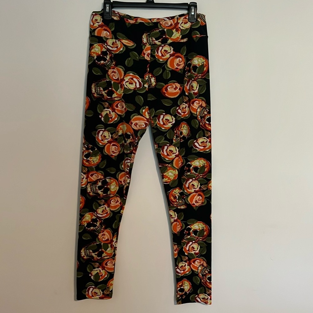 LuLaRoe skulls and roses leggings. Tall and Curvy.